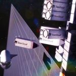 تصویر دیجیتال سینمایی از مرکز داده فضایی استارکلود در مدار زمین با پنل‌های درخشان آبی که نماد هوش مصنوعی و آینده محاسبات ابری در فضا است.